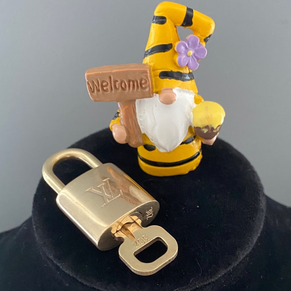 Louis Vuitton Lock with Key #302 come with Unbranded Chain